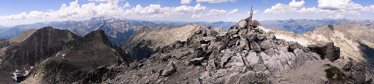 Abel Cerezuela Sanjulián - Cima del Besiberri Sud (3.030m) y Macizo de la Maladeta y el Aneto (3.404m) al fondo.