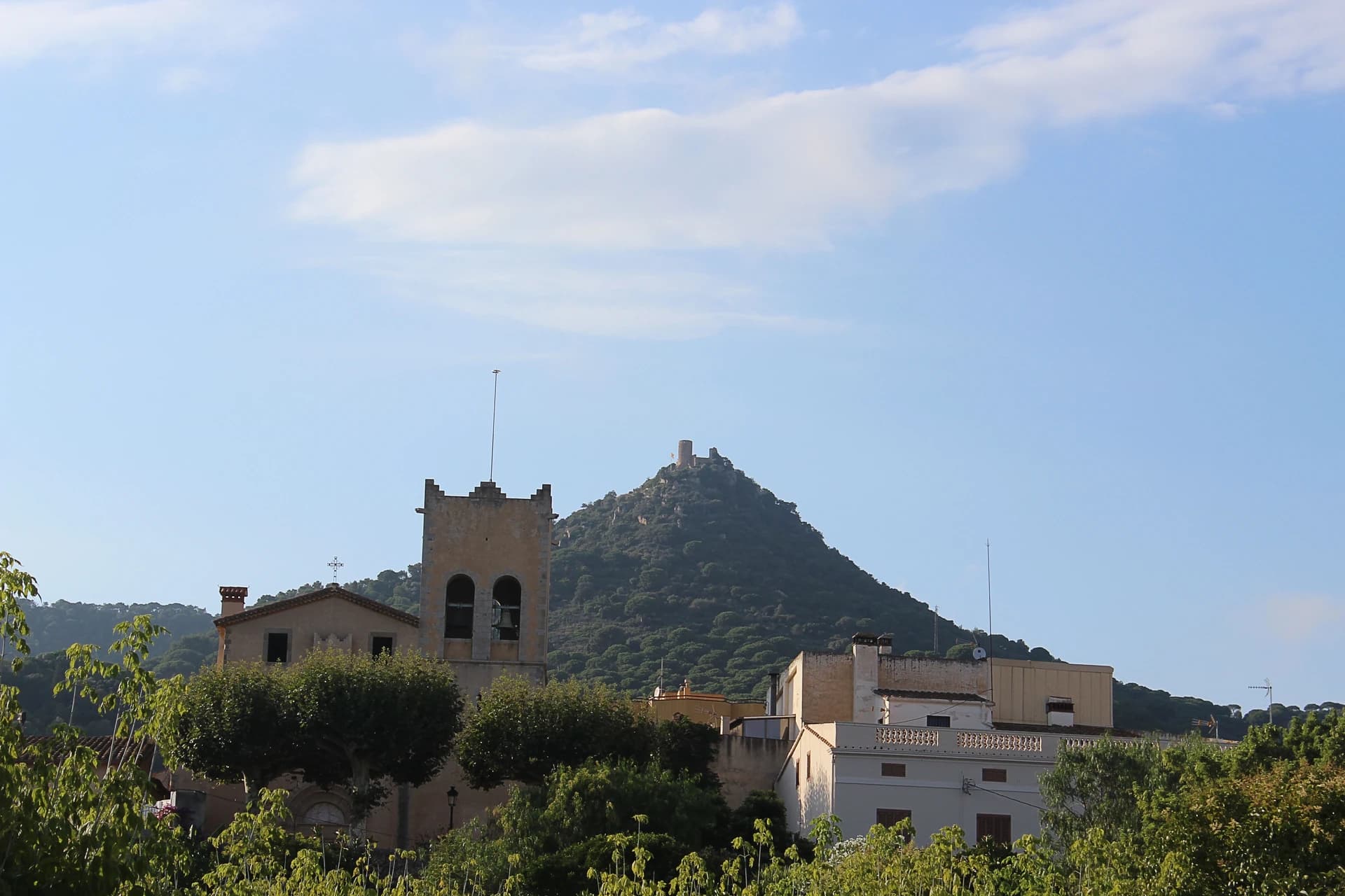 Maria planas aulet - Costa del Maresma  - Al fons el Castell de Burriac, Cabrera de Mar.